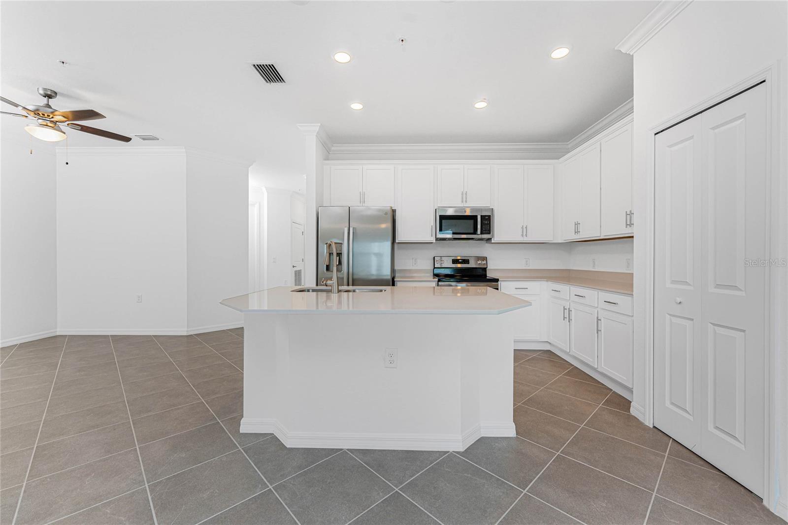 14121 HERITAGE LANDING BLVD #731