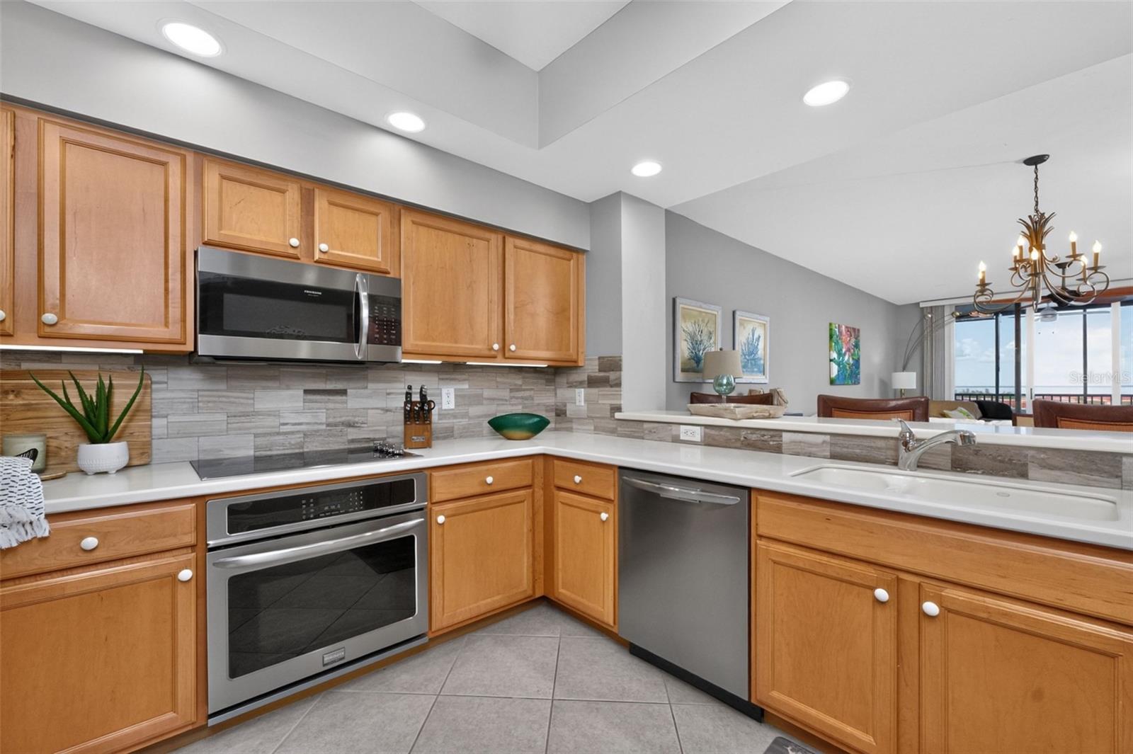 3313 SUNSET KEY CIR #402
