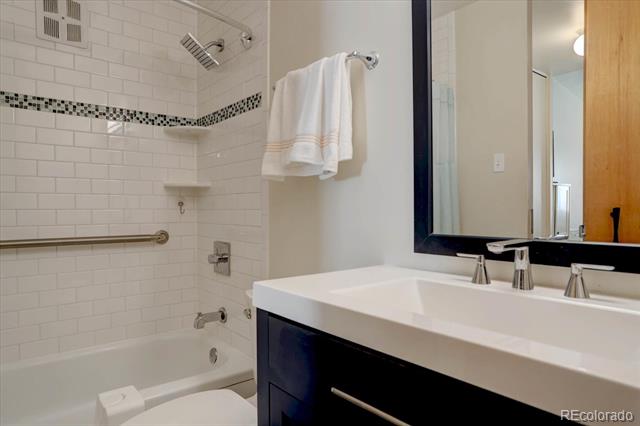 625 S Clinton Street Unit: 6B