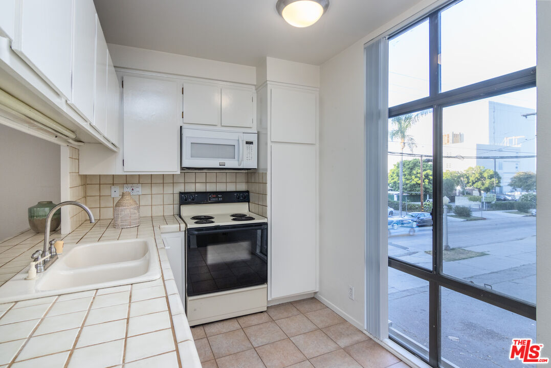 14912 Dickens St Unit: 1