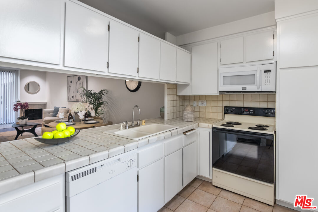14912 Dickens St Unit: 1