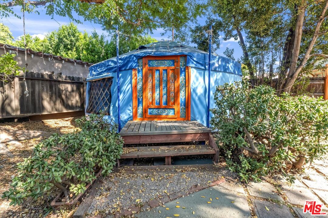 13253 Magnolia Blvd