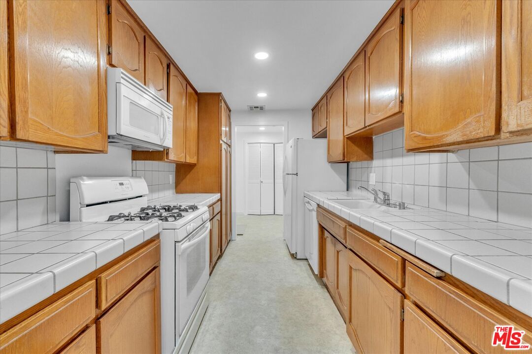 10465 Eastborne Ave Unit: 206