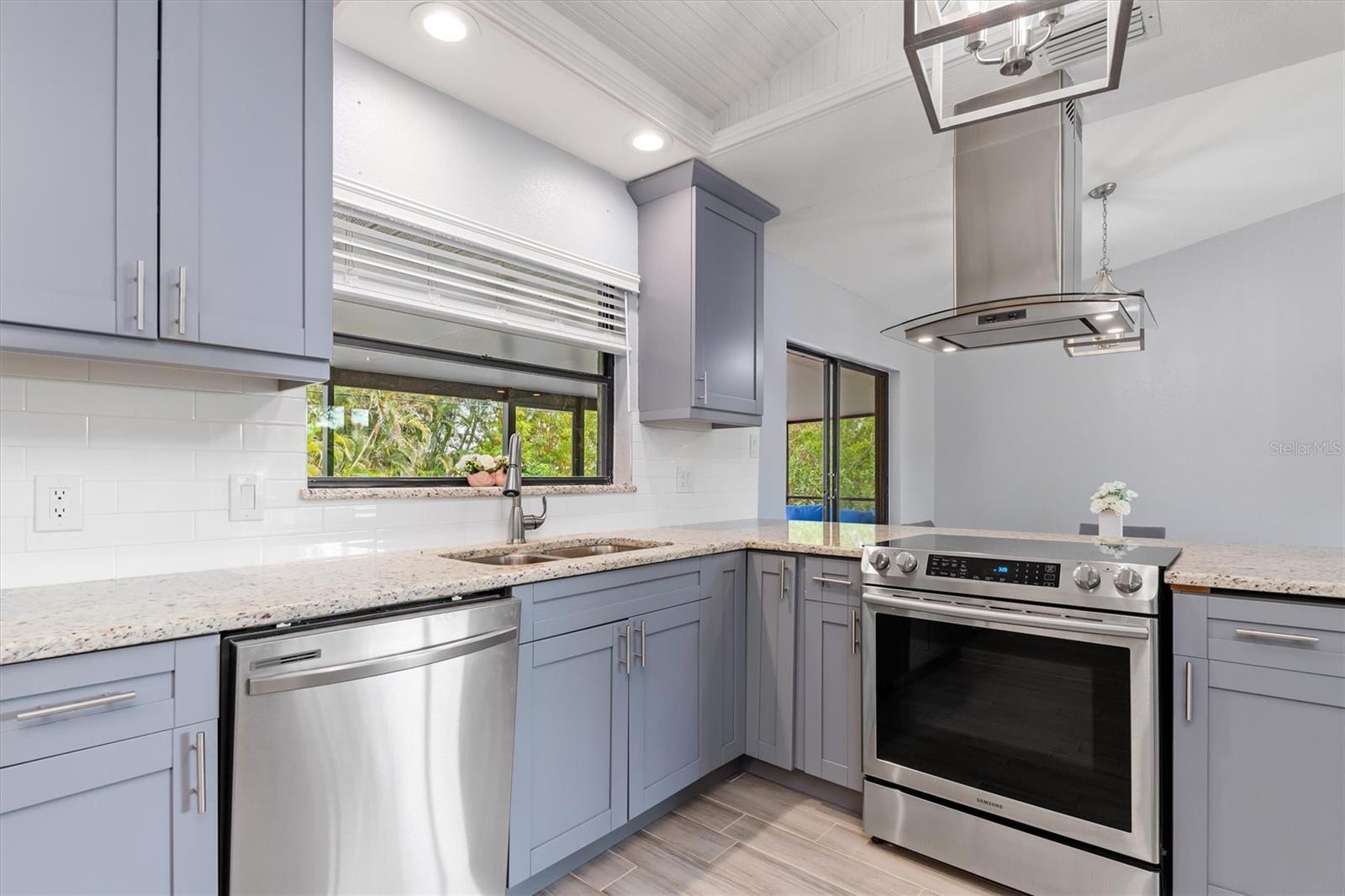 2710 CAMELLIA TER