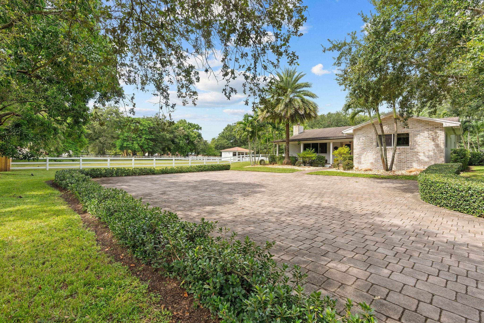 13800 SW 50th Manor