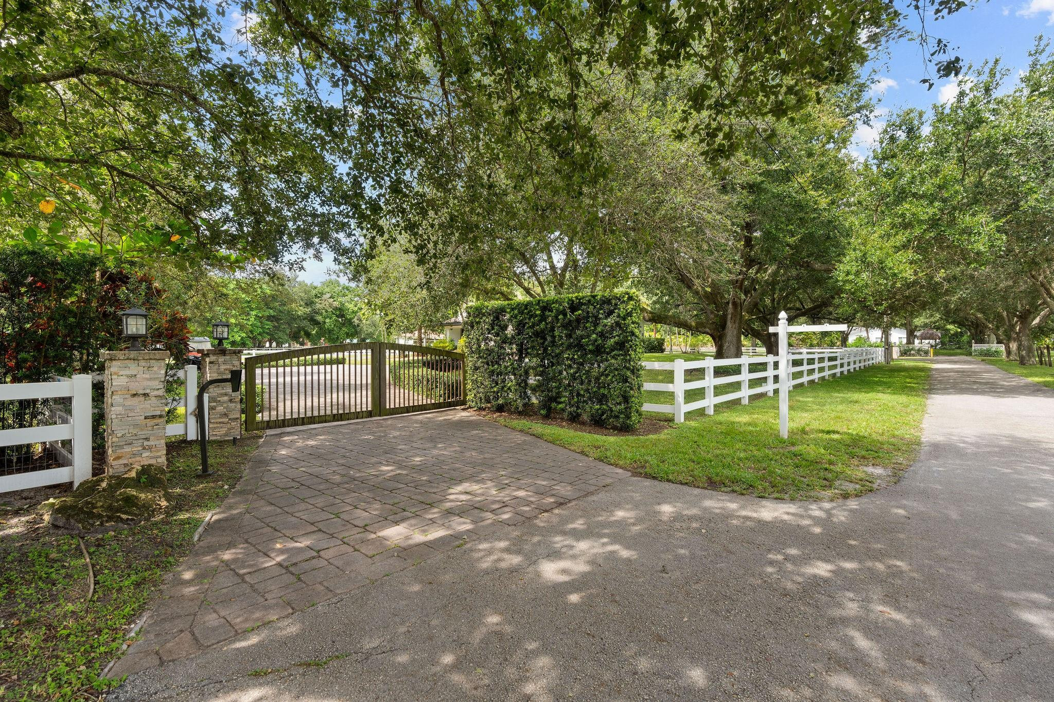 13800 SW 50th Manor