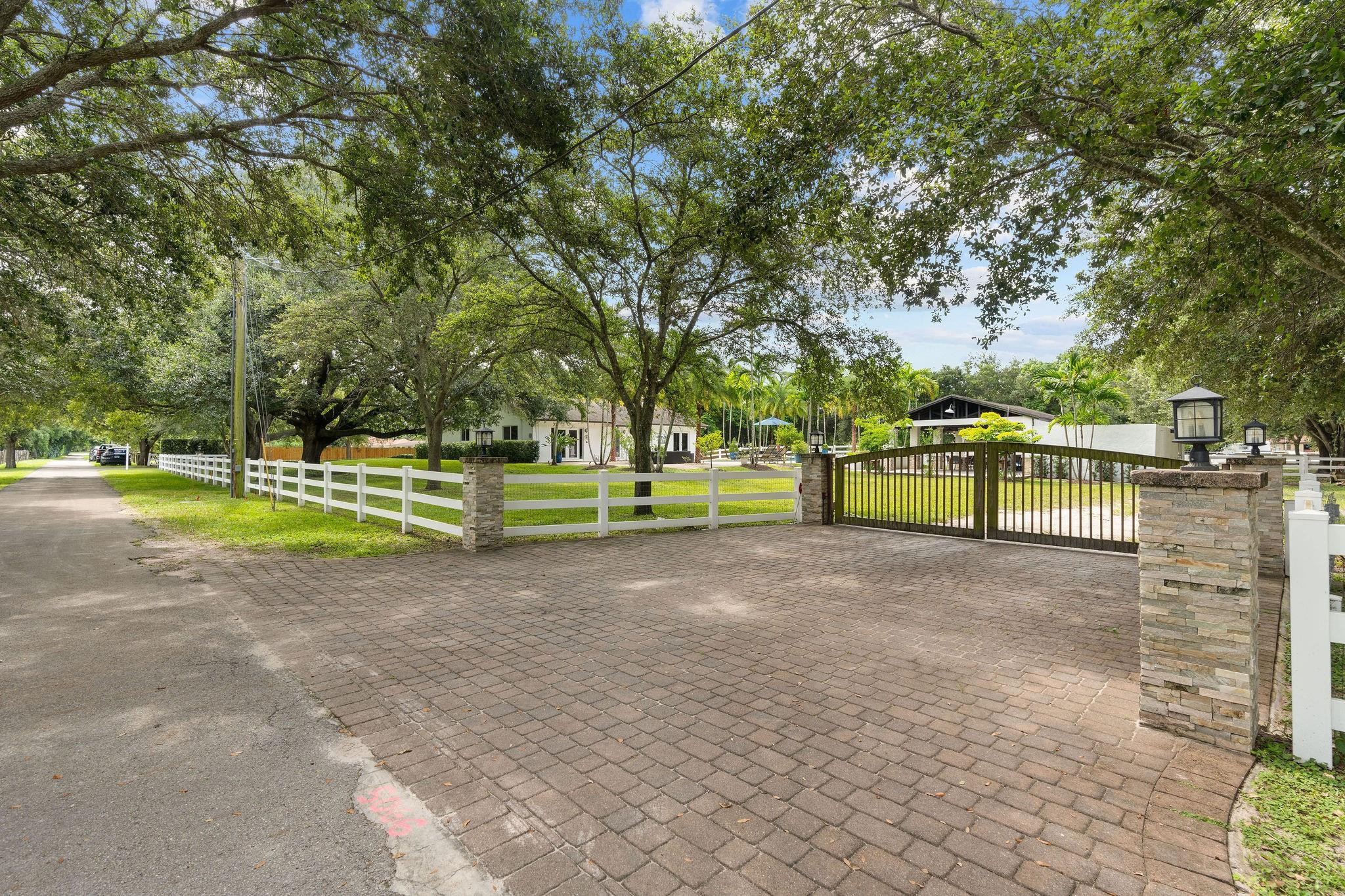 13800 SW 50th Manor