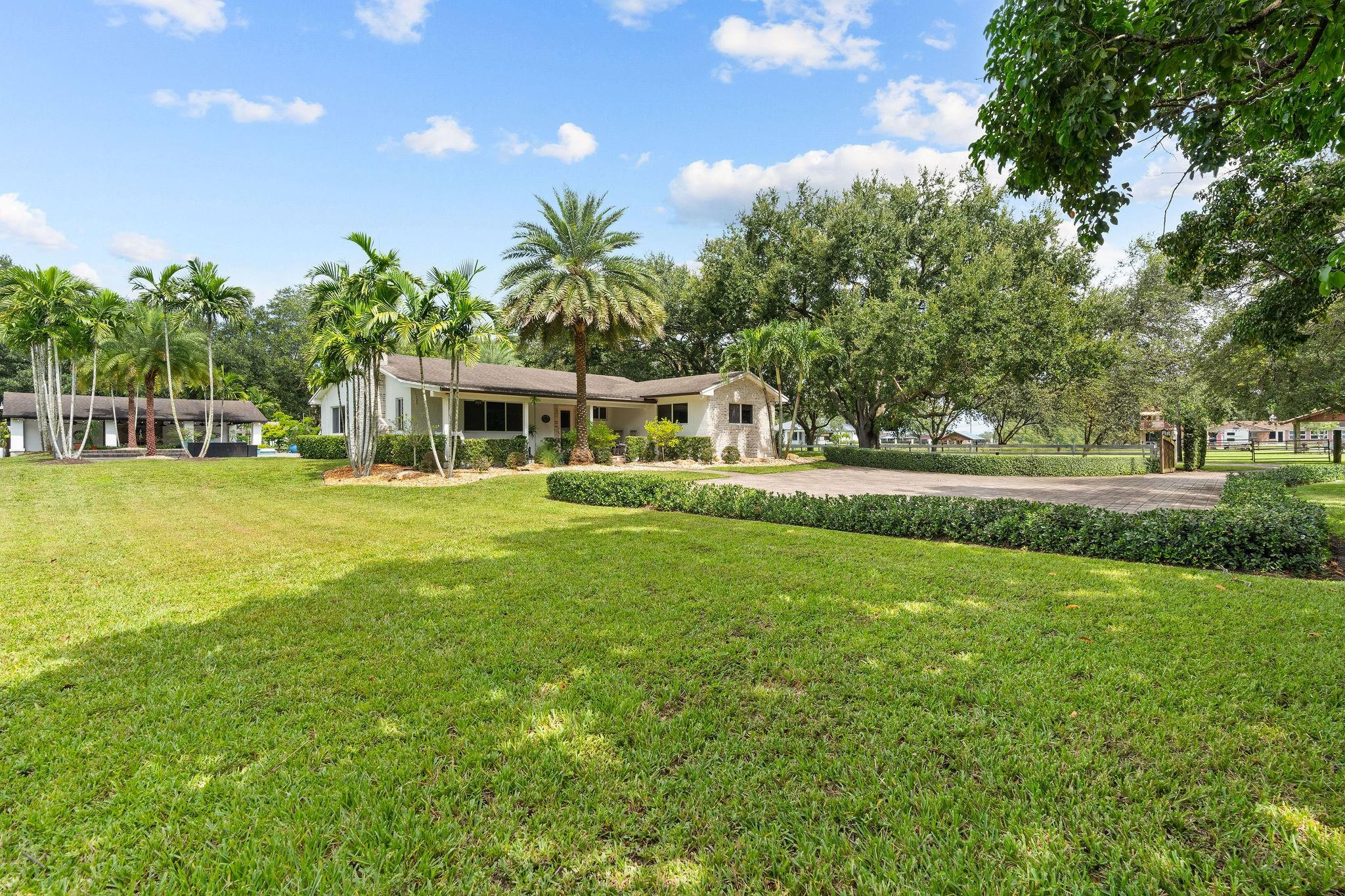 13800 SW 50th Manor