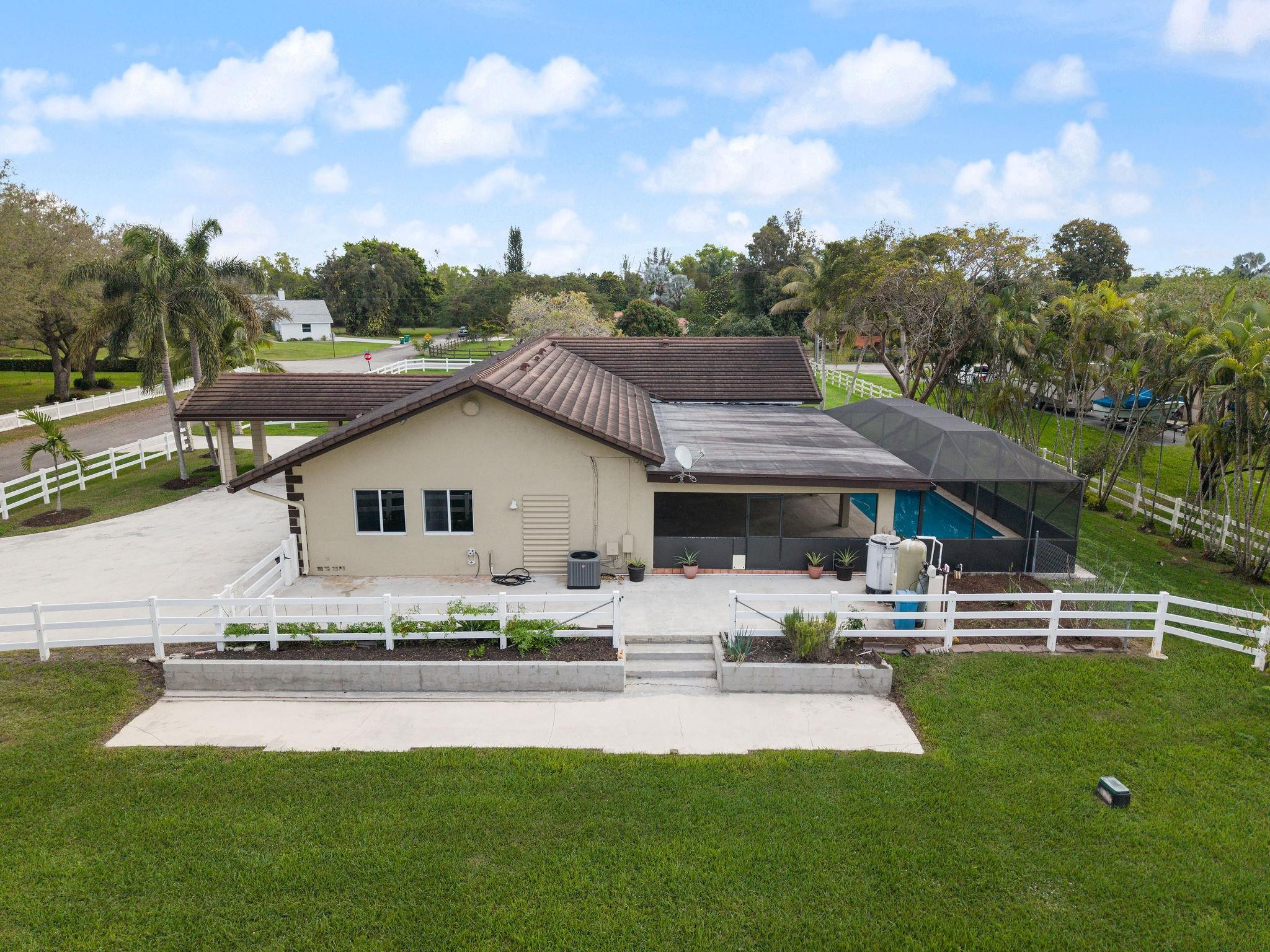 5711 SW 195th Terrace
