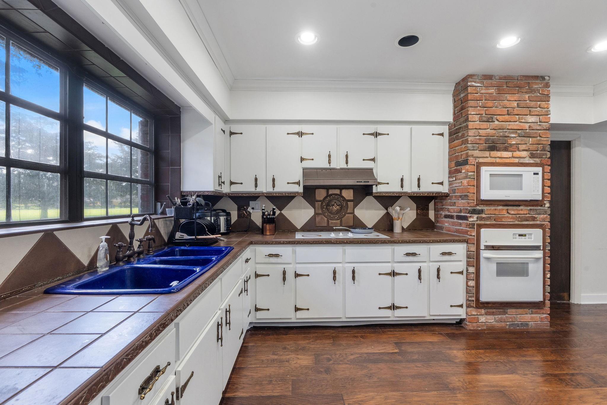 5401 Thoroughbred Lane