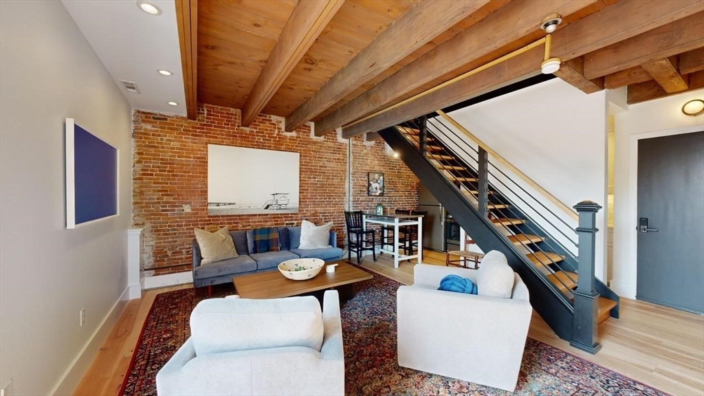 18 Market Sq # 3