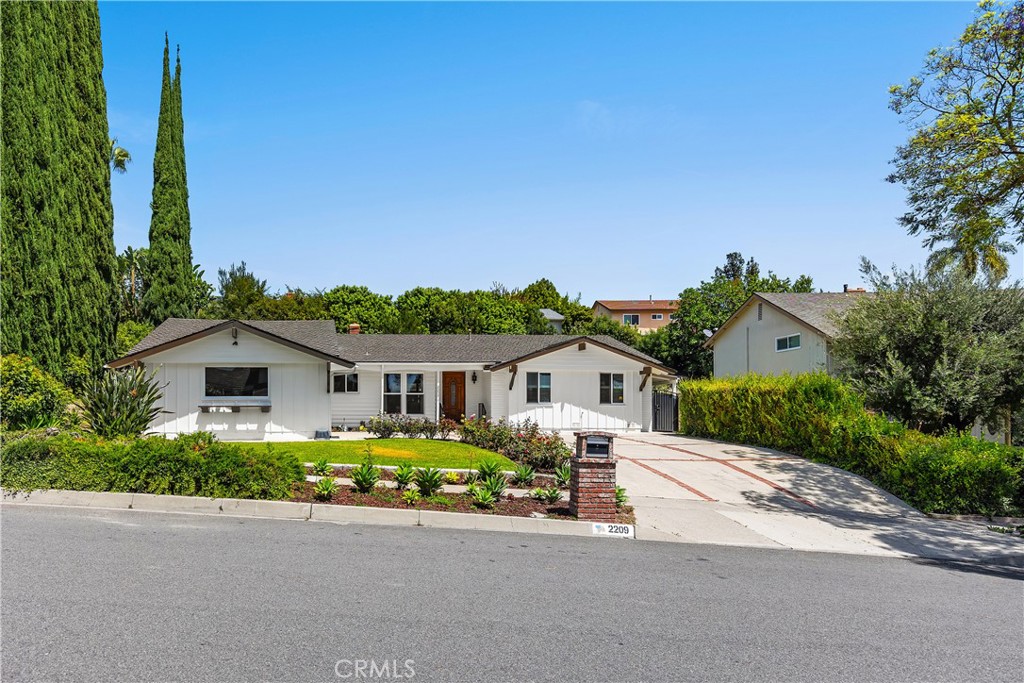 2209 Loma Verde