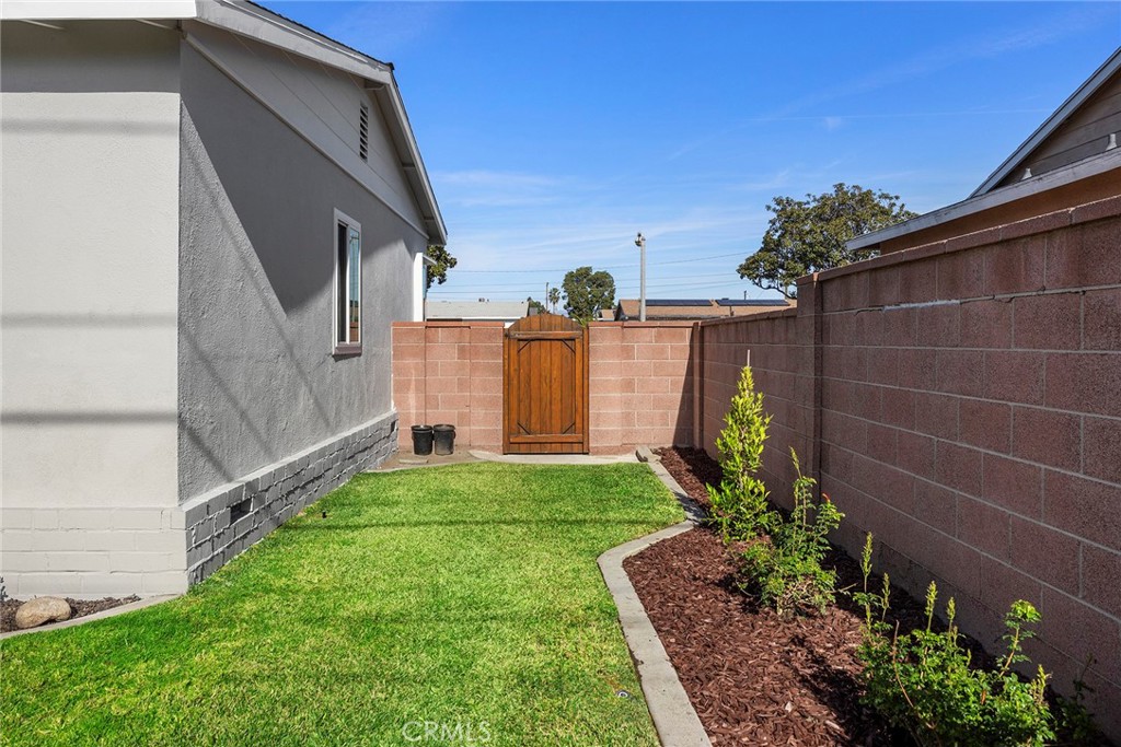 1472 W Roberta Avenue