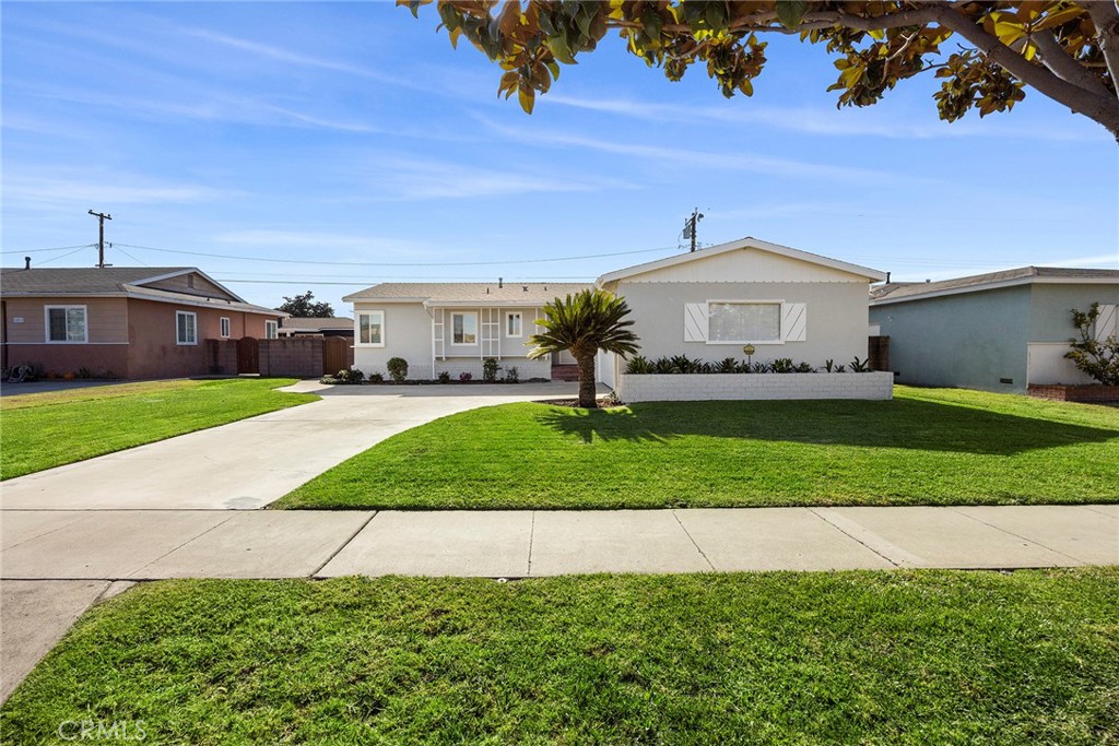 1472 W Roberta Avenue