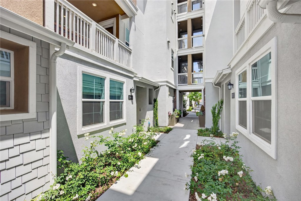 1044 N Anaheim