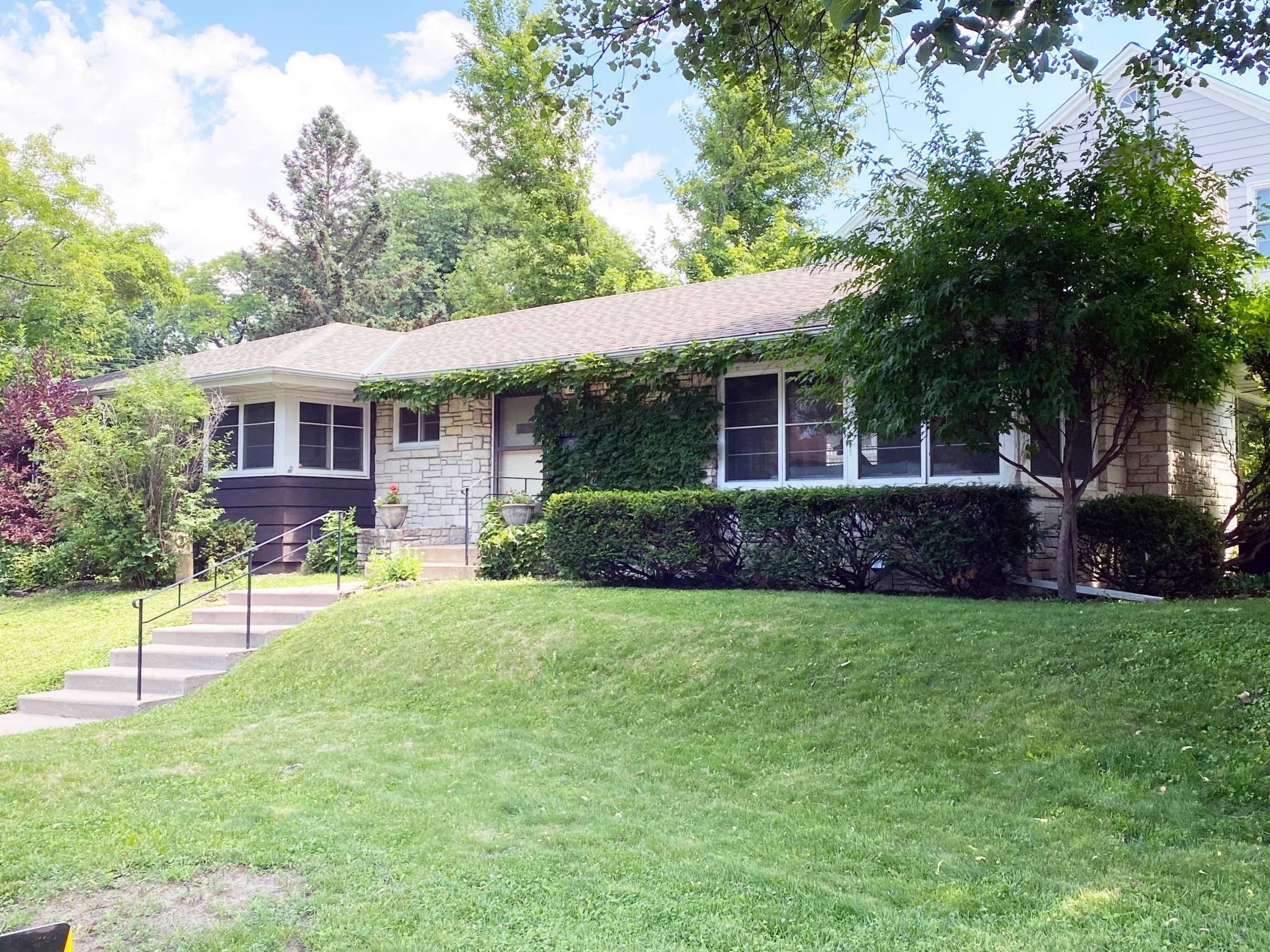 650 Mount Curve Boulevard