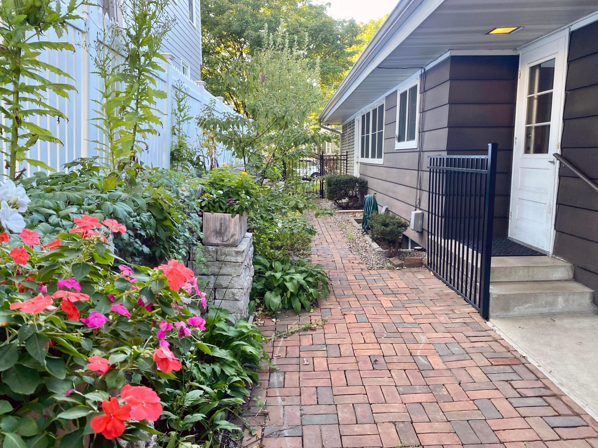 650 Mount Curve Boulevard