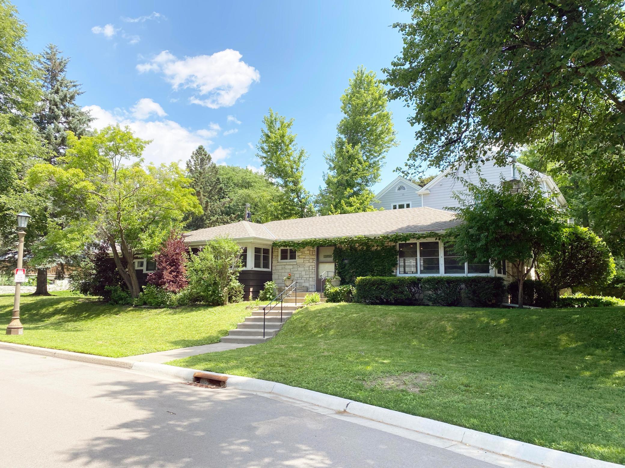 650 Mount Curve Boulevard