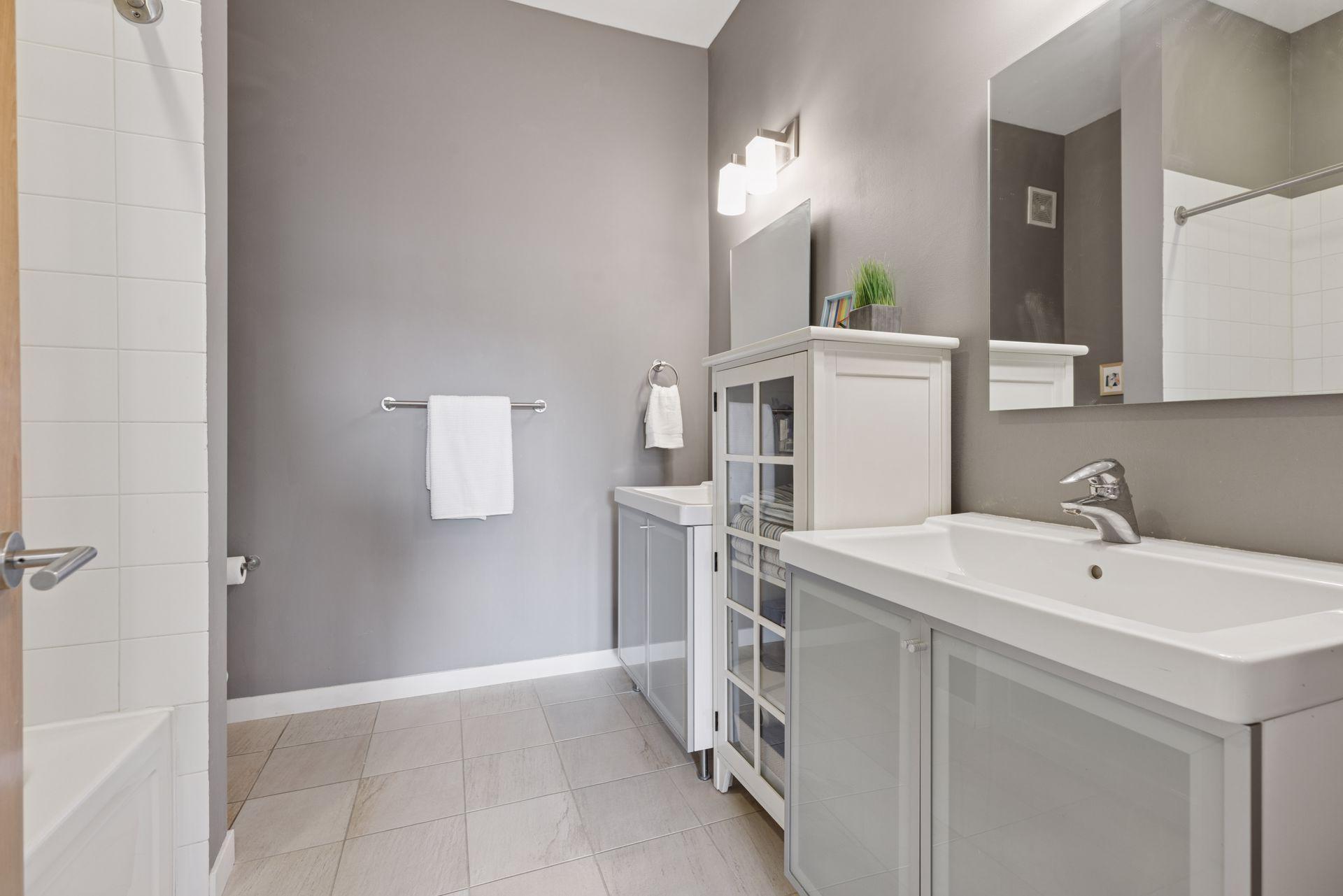 2840 Bryant Avenue S Unit: E107