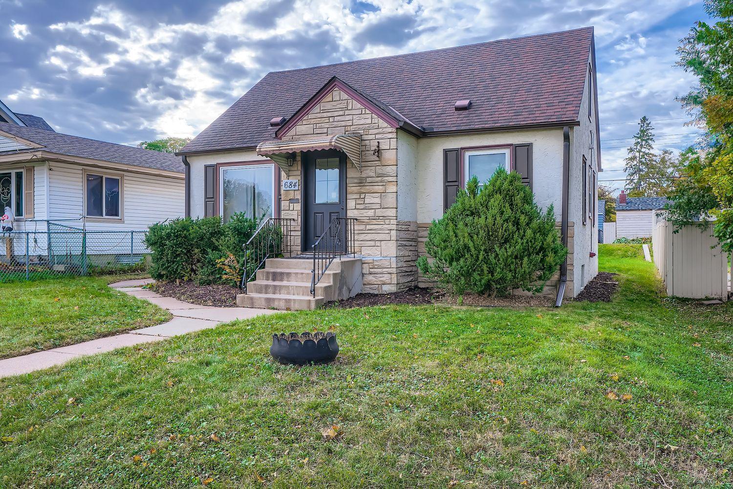 684 37th Avenue NE