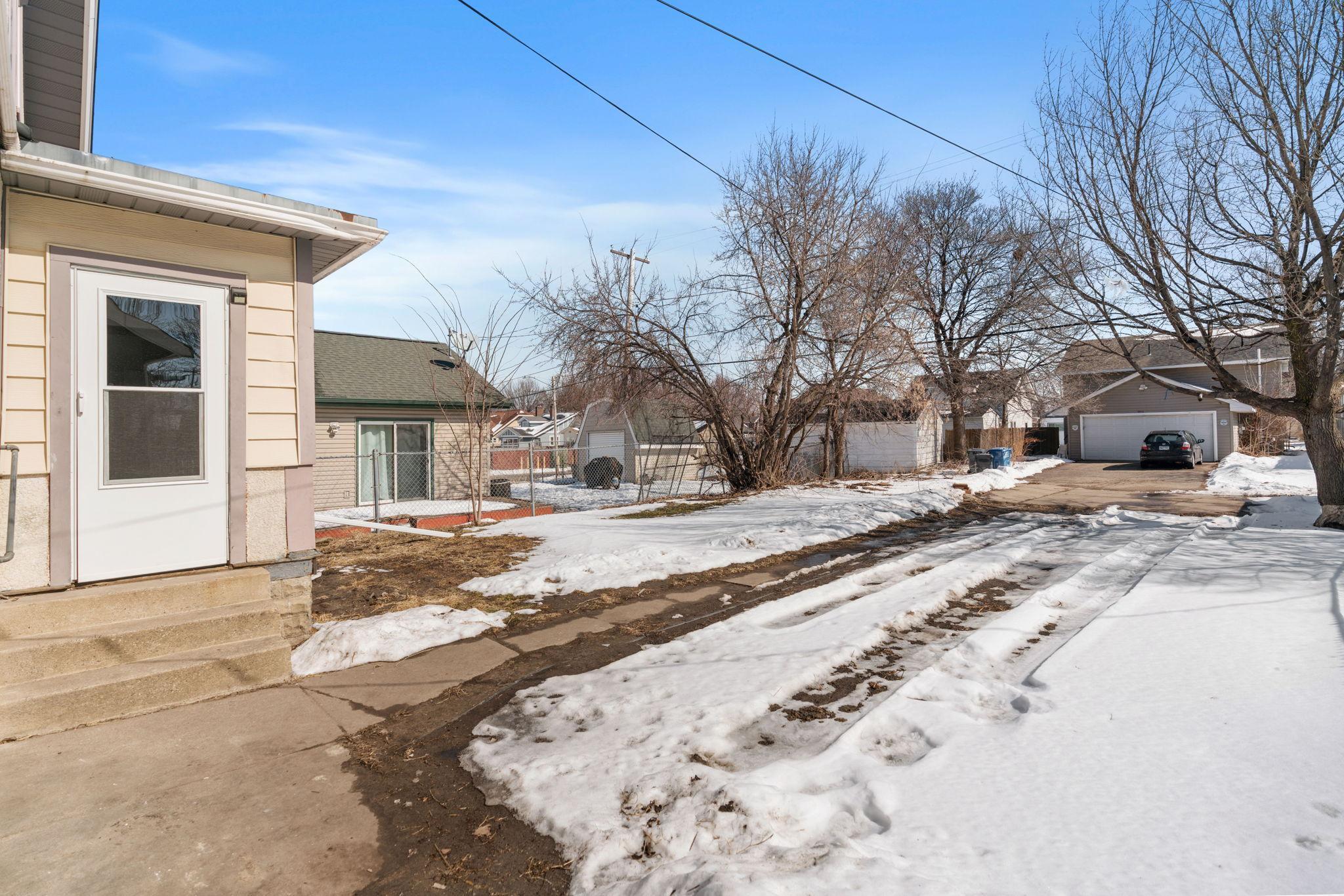 3850 Colfax Avenue N