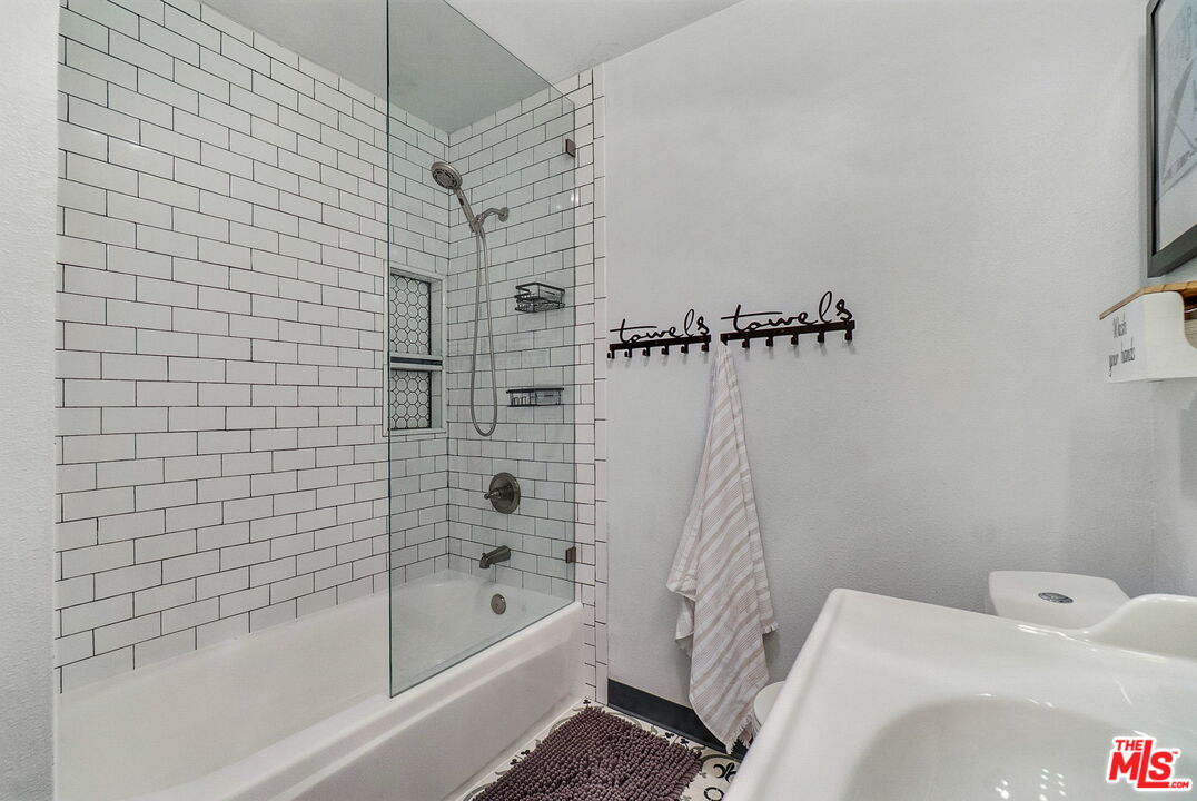 8121 Canby Ave Unit: 4