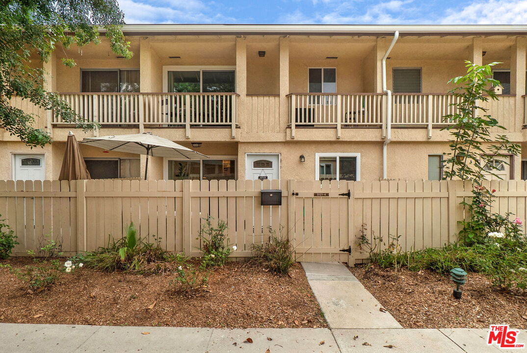 8121 Canby Ave Unit: 4