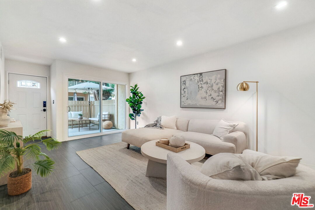 8121 Canby Ave Unit: 4