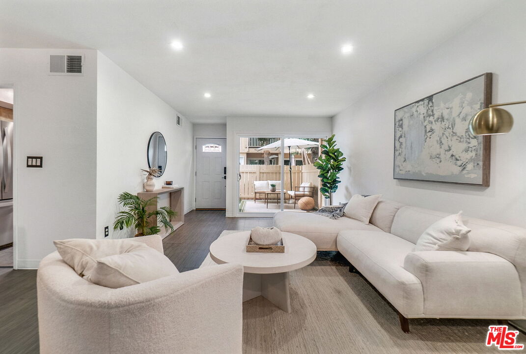 8121 Canby Ave Unit: 4