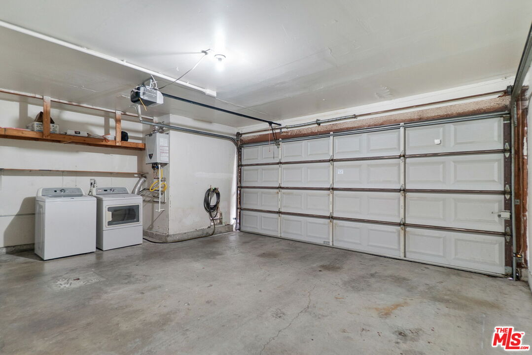 8121 Canby Ave Unit: 4