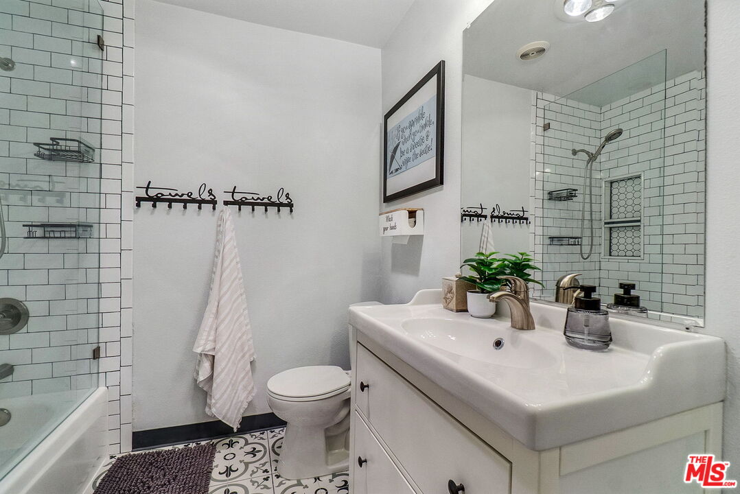 8121 Canby Ave Unit: 4