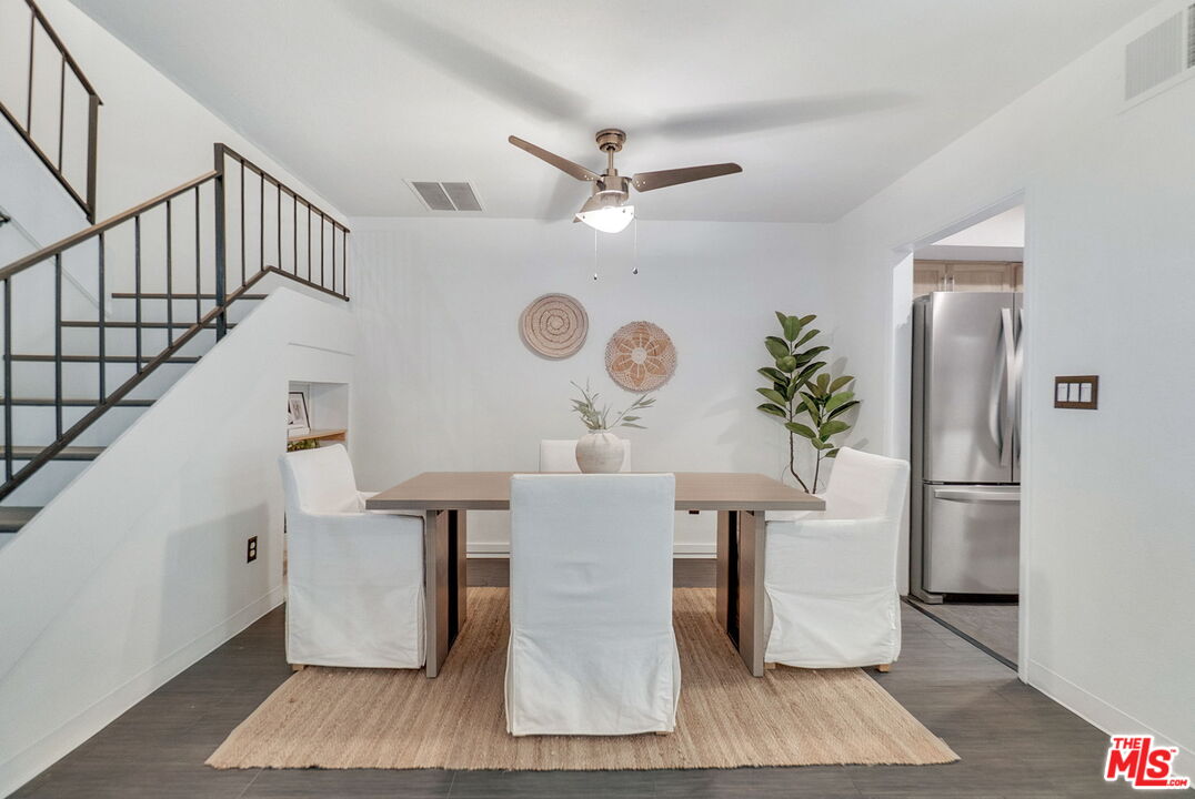 8121 Canby Ave Unit: 4