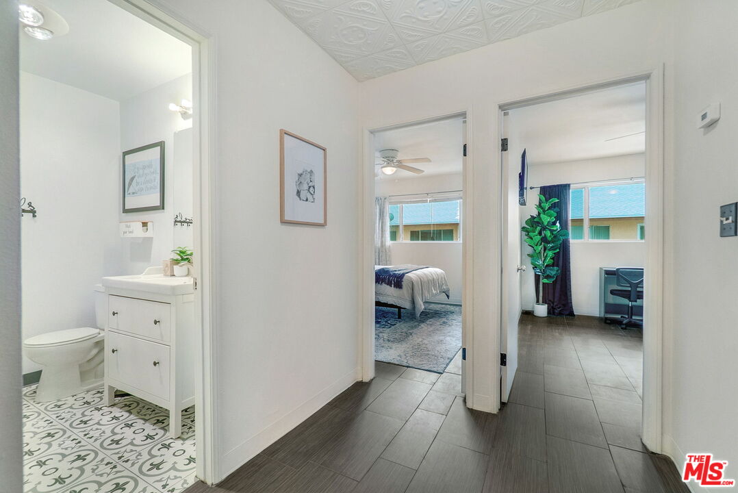 8121 Canby Ave Unit: 4