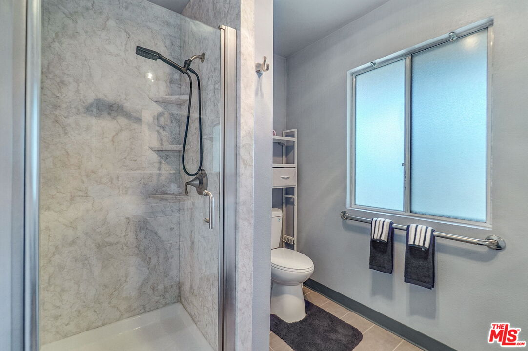 8121 Canby Ave Unit: 4