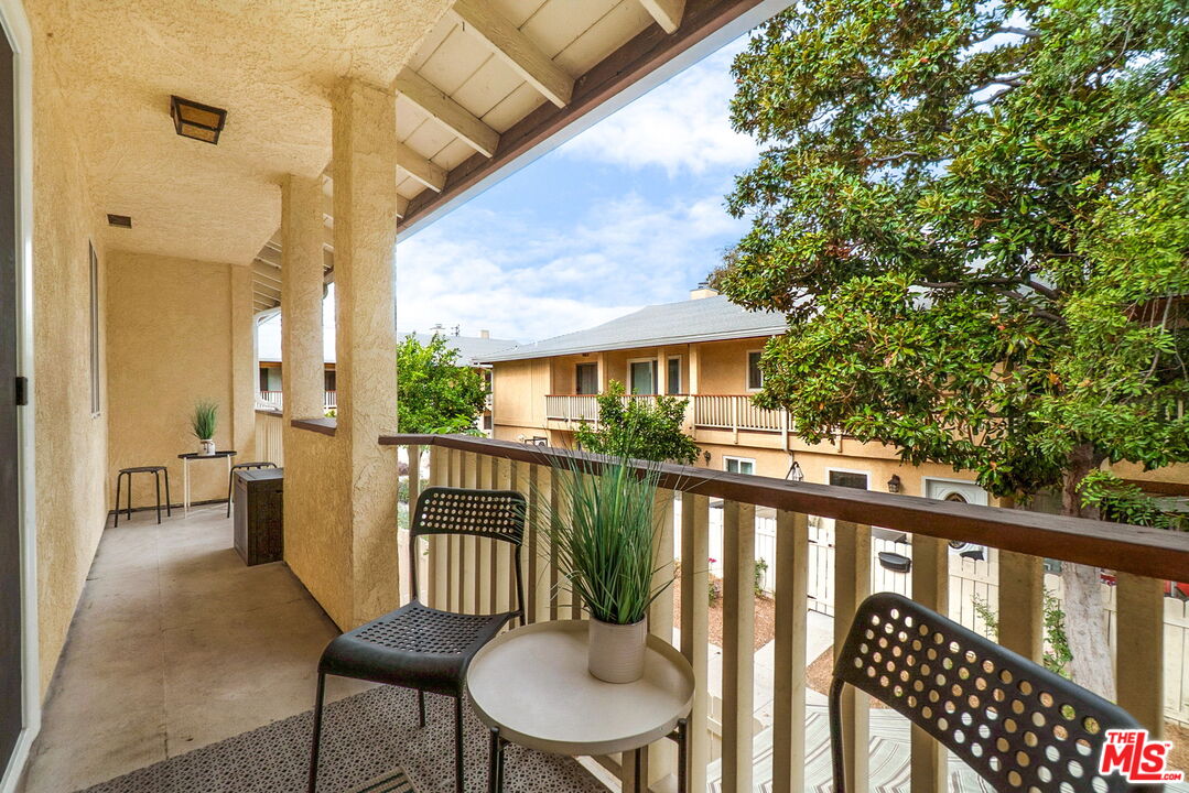 8121 Canby Ave Unit: 4