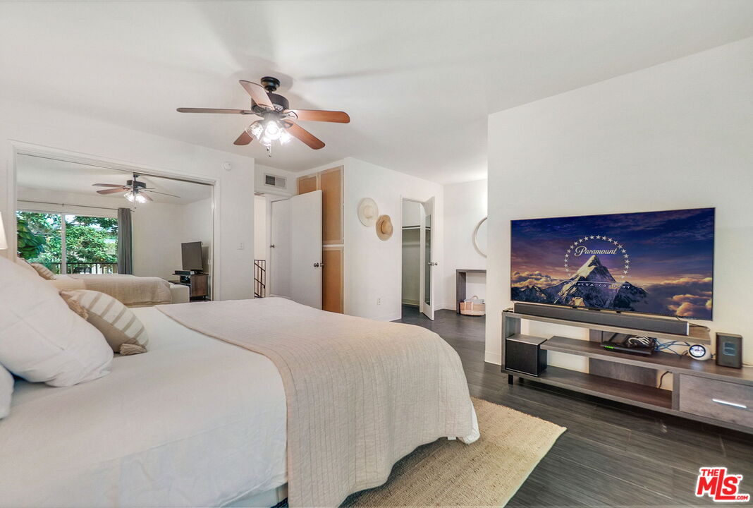 8121 Canby Ave Unit: 4