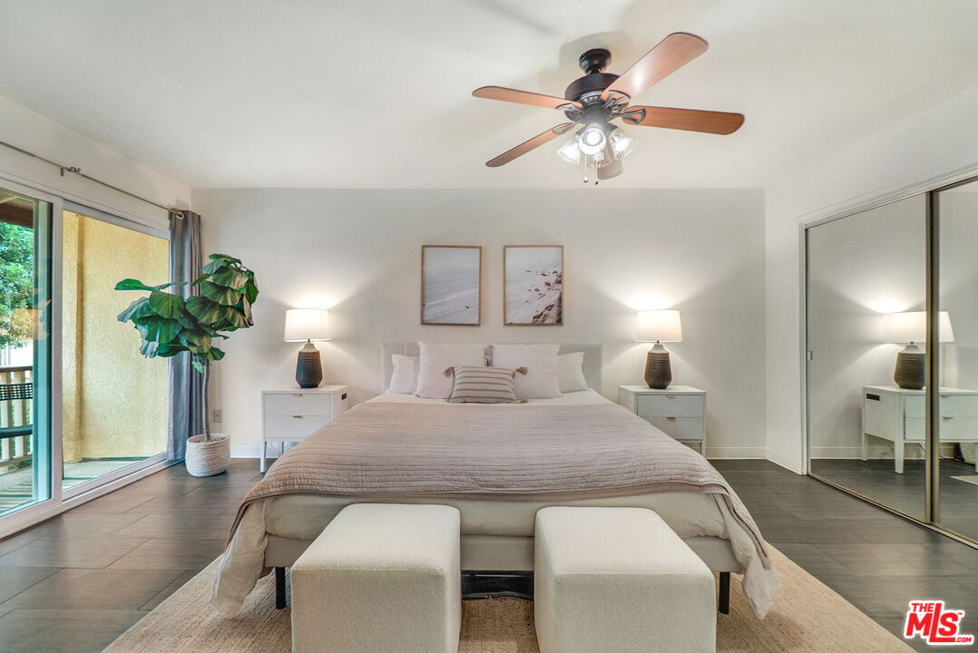 8121 Canby Ave Unit: 4