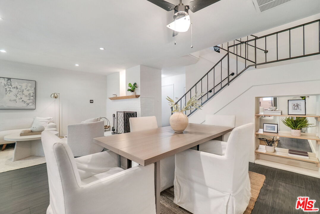 8121 Canby Ave Unit: 4