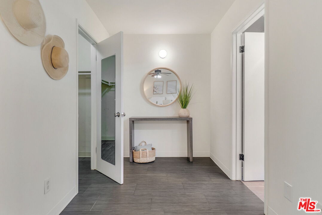 8121 Canby Ave Unit: 4