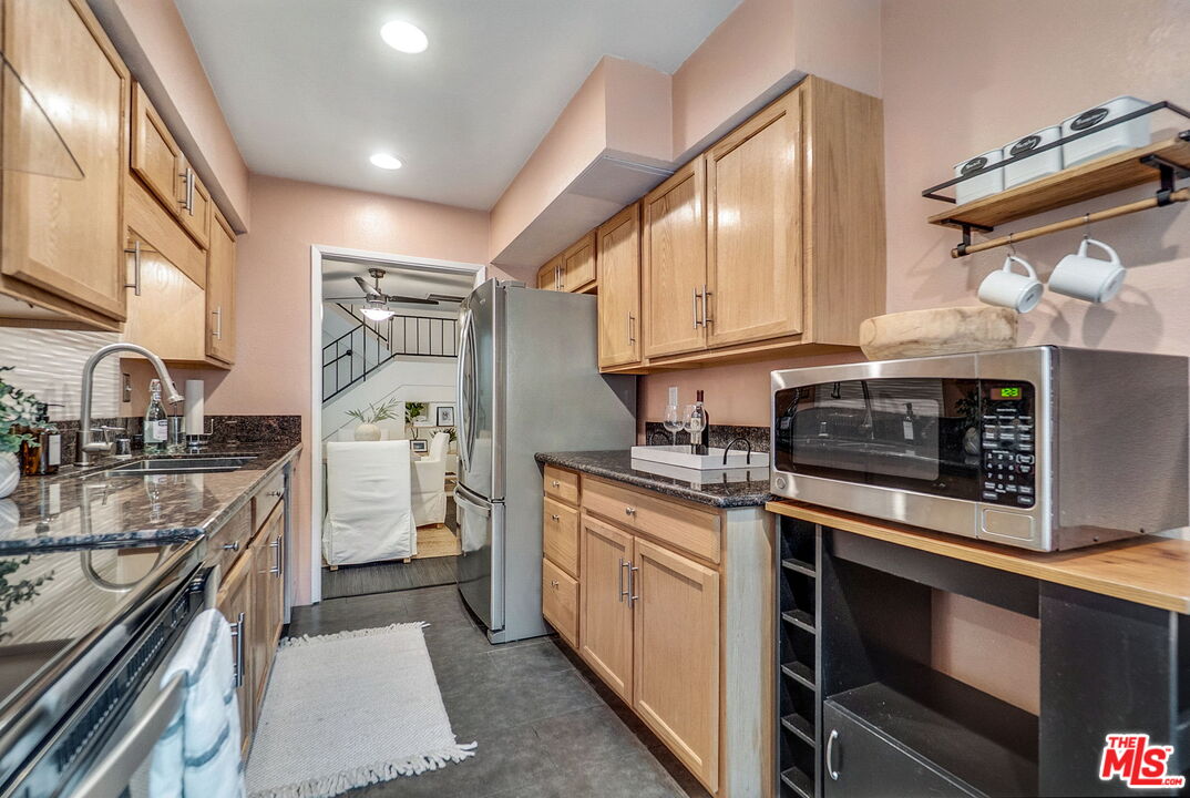 8121 Canby Ave Unit: 4