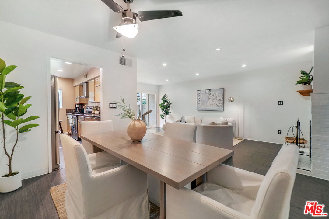 8121 Canby Ave Unit: 4