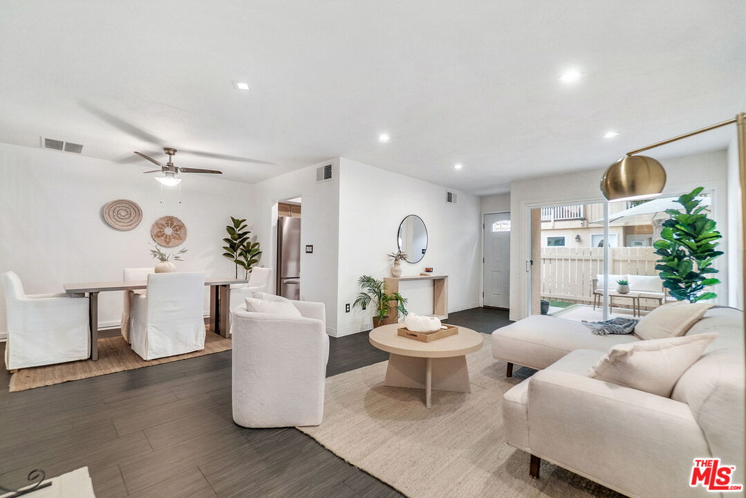 8121 Canby Ave Unit: 4