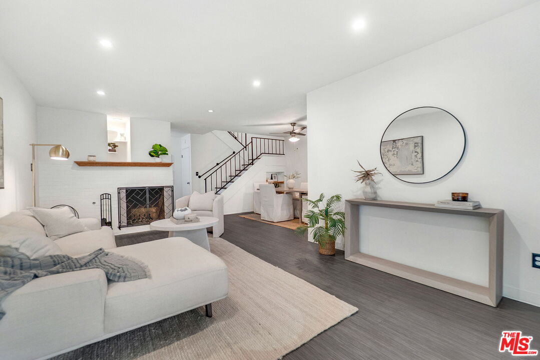 8121 Canby Ave Unit: 4