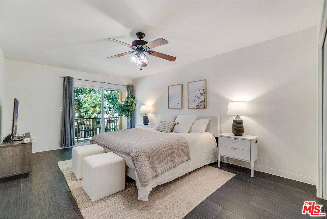 8121 Canby Ave Unit: 4