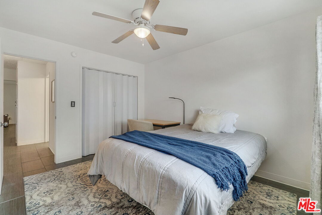 8121 Canby Ave Unit: 4