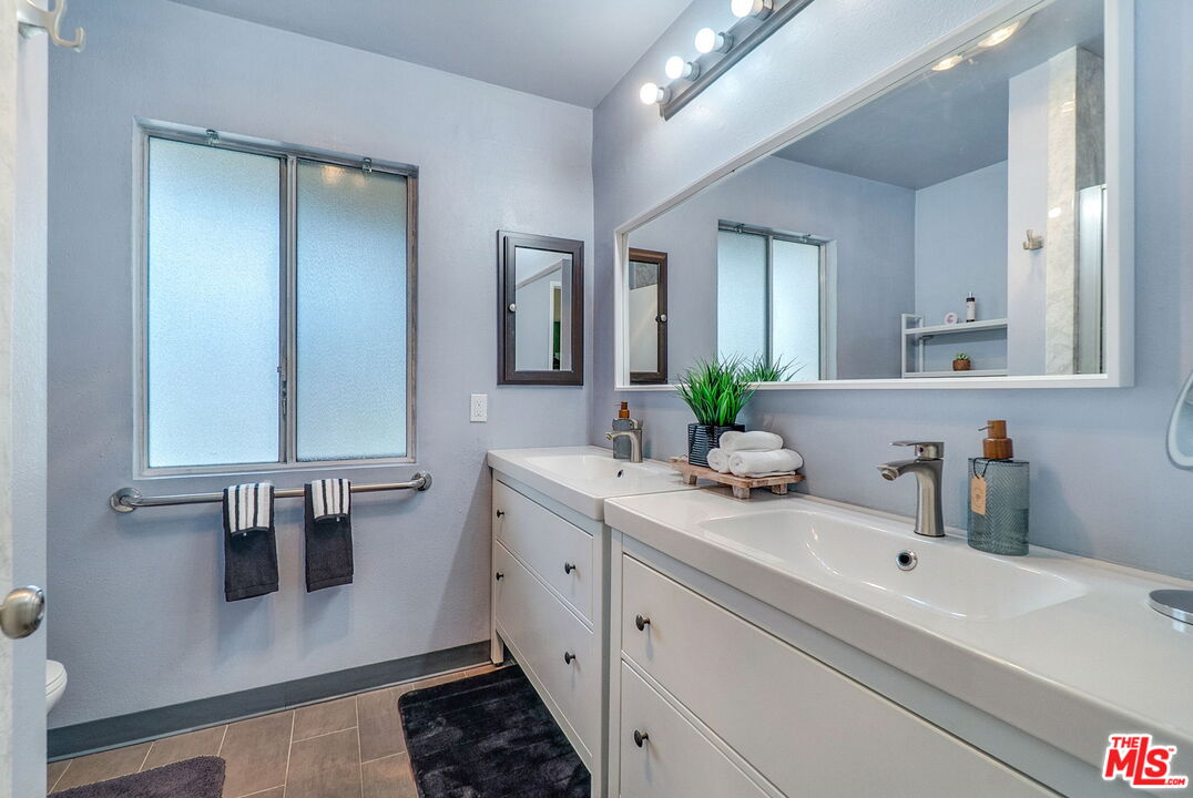 8121 Canby Ave Unit: 4