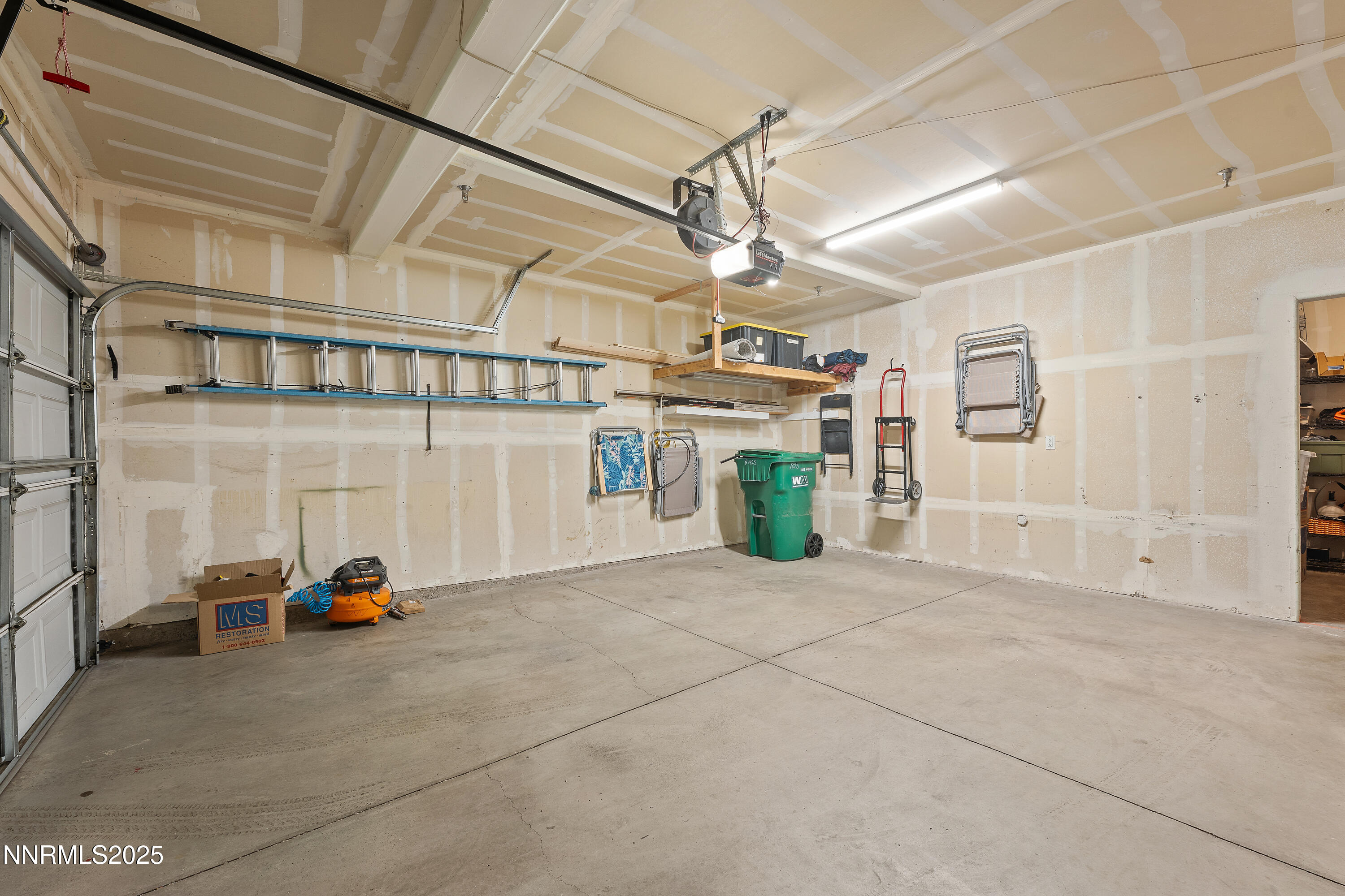 9050 Double R Boulevard, 1425