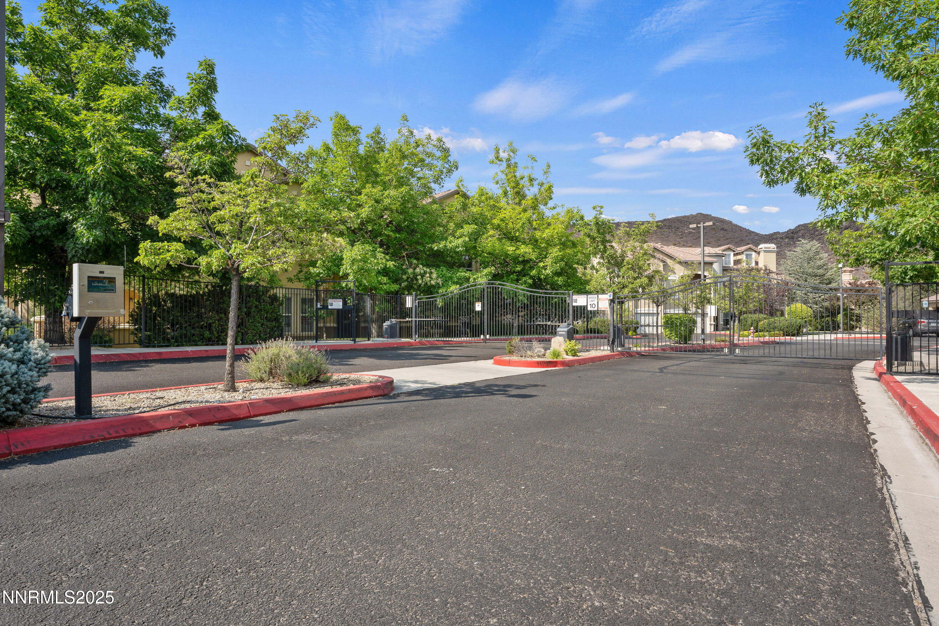 9050 Double R Boulevard, 1425