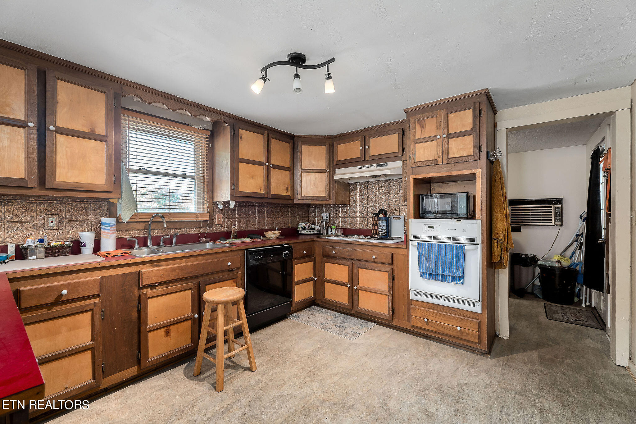 2665 Seven Knobs Rd