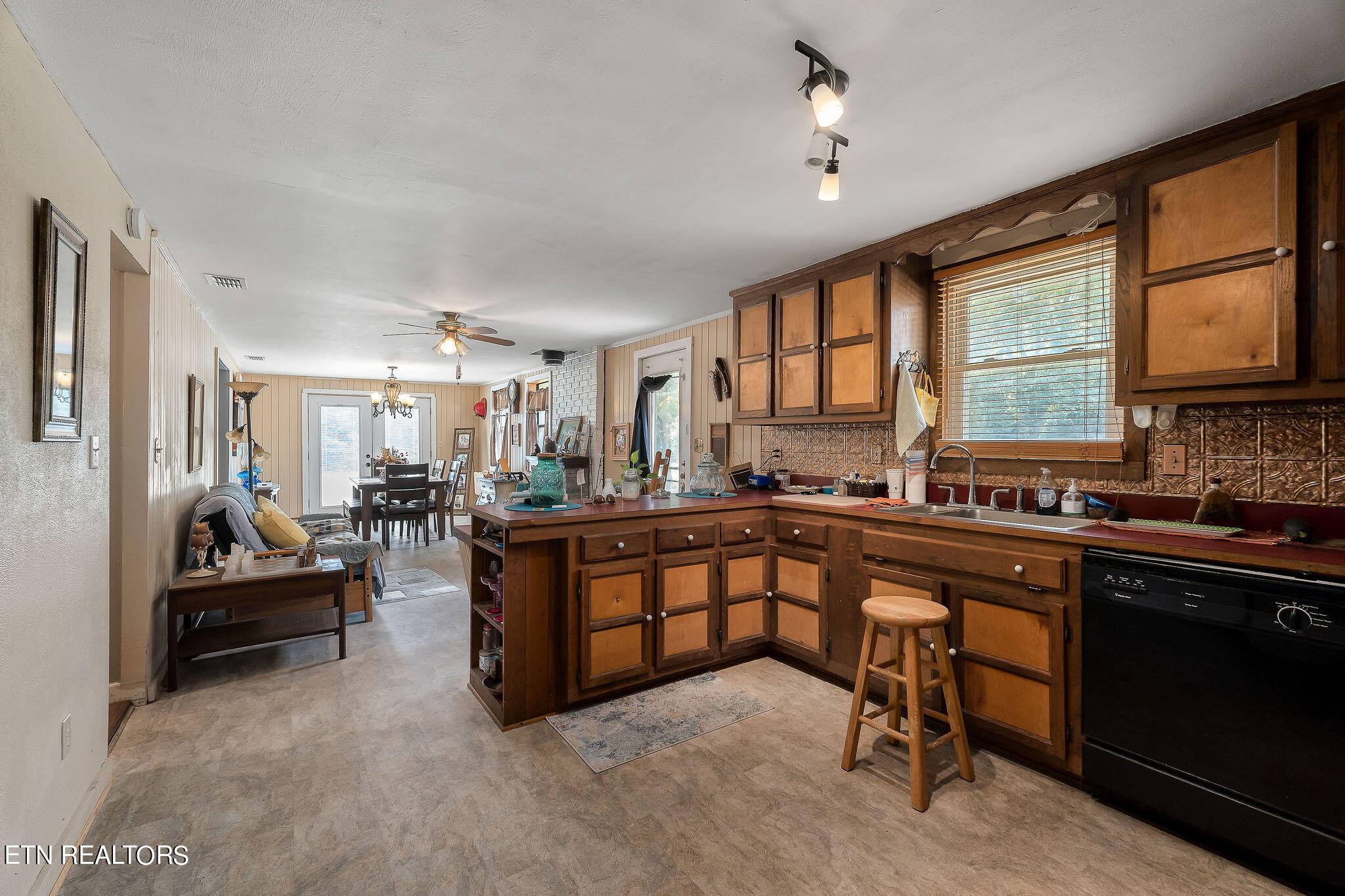 2665 Seven Knobs Rd